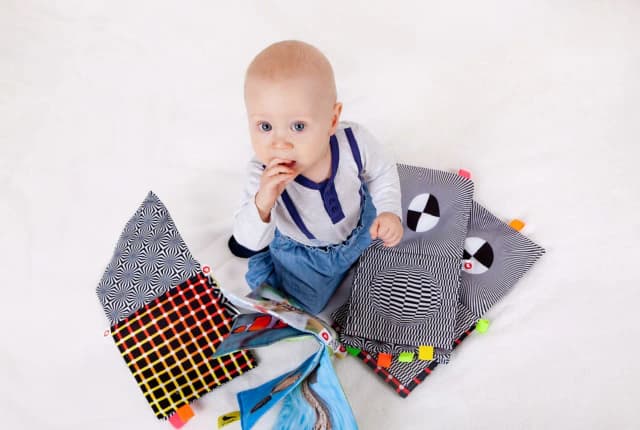 Zabawki sensoryczne dla 8 miesięcznego dziecka, które wspierają rozwój Zabawki sensoryczne dla 8 miesięcznego dziecka, które wspierają rozwój