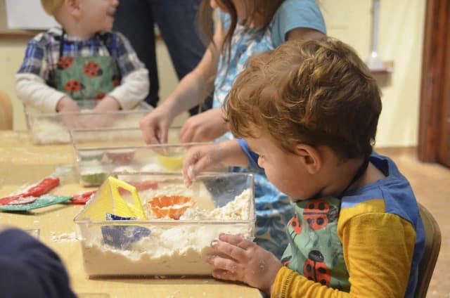 Zabawy sensoryczne w przedszkolu: rozwijaj umiejętności i emocje dzieci Zabawy sensoryczne w przedszkolu: rozwijaj umiejętności i emocje dzieci