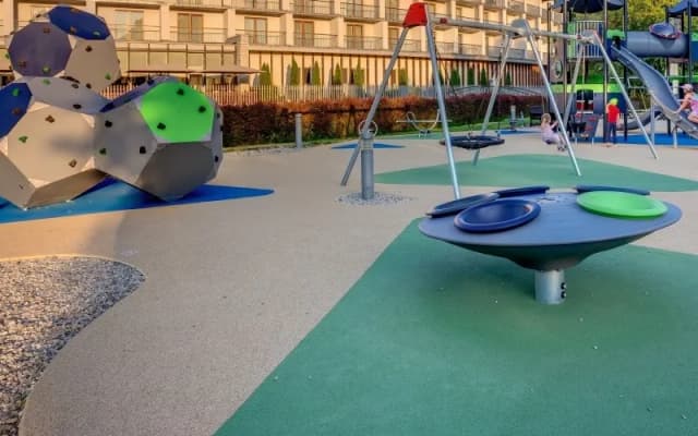 Jaka nawierzchnia na plac zabaw zapewni bezpieczeństwo i trwałość? Jaka nawierzchnia na plac zabaw zapewni bezpieczeństwo i trwałość?