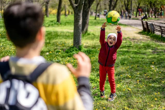 Cwiczenia sensoryczne dla 3 latka, które wspierają rozwój i zabawę Cwiczenia sensoryczne dla 3 latka, które wspierają rozwój i zabawę