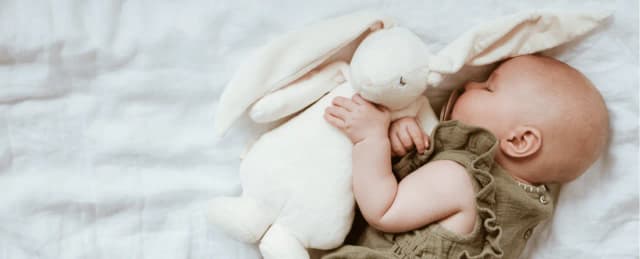 Od kiedy przytulanka dla niemowlaka? Kluczowe momenty rozwoju dziecka Od kiedy przytulanka dla niemowlaka? Kluczowe momenty rozwoju dziecka