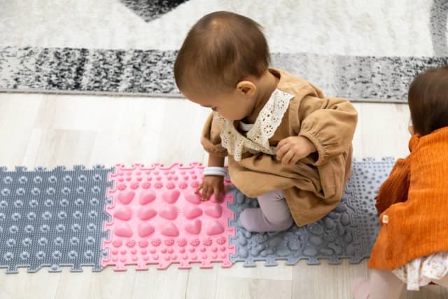 Ścieżka sensoryczna: jak wspiera rozwój dziecka i poprawia terapię Ścieżka sensoryczna: jak wspiera rozwój dziecka i poprawia terapię