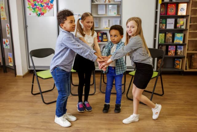 Tańce integracyjne dla dzieci: jak rozwijać umiejętności społeczne Tańce integracyjne dla dzieci: jak rozwijać umiejętności społeczne