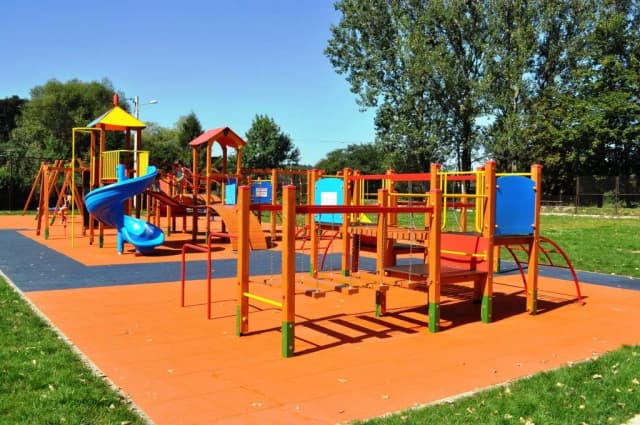 Jak wygląda plac zabaw? Odkryj jego elementy i funkcje dla dzieci Jak wygląda plac zabaw? Odkryj jego elementy i funkcje dla dzieci