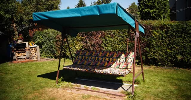 Jak zrobić daszek na huśtawkę ogrodową - proste kroki i porady Jak zrobić daszek na huśtawkę ogrodową - proste kroki i porady