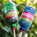 Dwa kolorowe marakasy wykonane z plastikowych butelek na tle zieleni